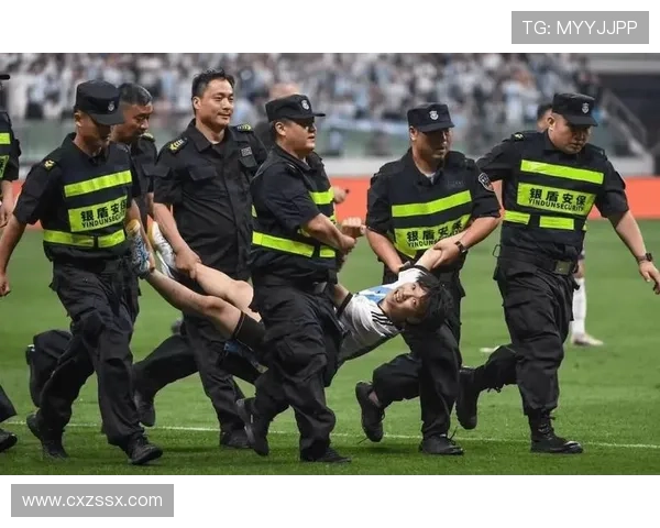 足球明星街头遭球迷热情围堵亲密互动引发粉丝狂欢盛况 足球明星街头遭球迷热情围堵亲密互动引发粉丝狂欢盛况